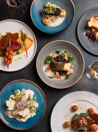 Teller mit Fleisch, Fisch und Steak im Gourmet-Restaurant. 