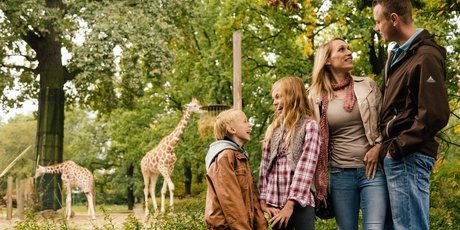 Family at Zoologischer Garten Berlin with giraffes