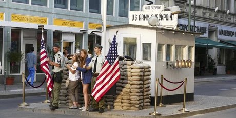 Touristes au Checkpoint Charlie à Berlin Friedrichstraße