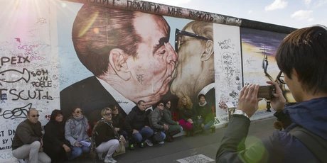 Bruderkuss an der Berliner East Side Gallery - eine Sehenswürdigkeit in Berlin