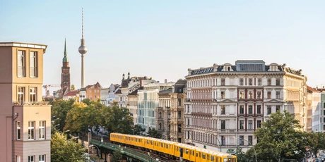 Ferrovia sopraelevata presso Schönhauser Allee, angolo Eberswalder Straße con vista sulla torre della televisione a Berlino Prenzlauer Berg