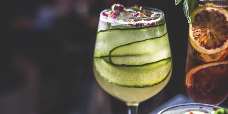 Cocktails in einer Bar
