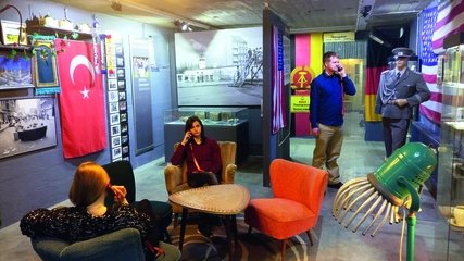 Besucher im Berlin Story Museum