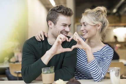 Pärchen im Café Pärchen im Cafe mit Herz-Händen