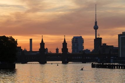 Blick von der Elsebrücke bei Sonnenuntergang Panorama Oberbaumbruecke