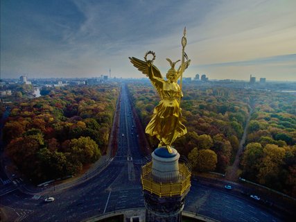 Die Siegessäule im Tiergarten Berliner Siegessäule im Tiergarten aus der Vogelperspektive