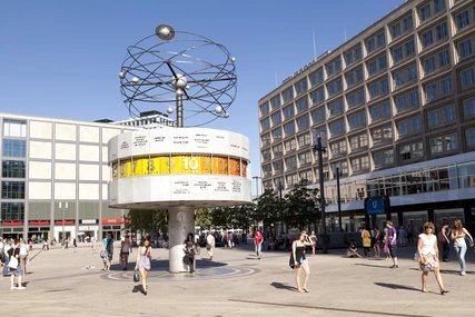 Weltzeituhr am Alexanderplatz Urania Weltzeituhr auf dem Alexanderplatz