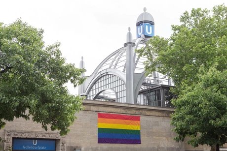 U-Bahn-Station Nollendorfplatz mit Regenbogenflagge