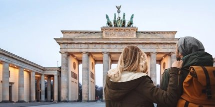 Junges Paar beim Sightseeing am Brandenburger Tor im Winter