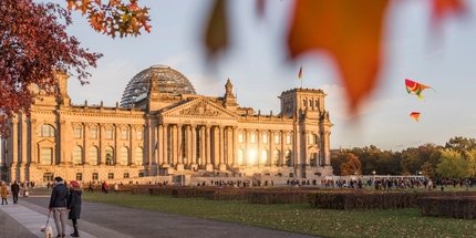 Der Berliner Reichstag im Herbst