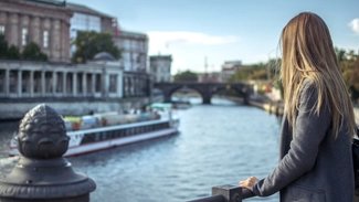 Museumsinsel & Spree Berlin Junge Frau blickt auf Spree und Museumsinsel