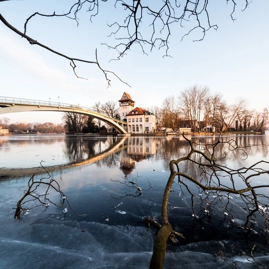 La isla Insel der Jugend en Berlín en invierno con el cielo azul 