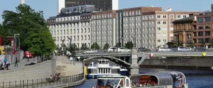 El barco BärLiner en Berlín-Mitte
