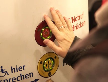 Mann drückt Notrufknopf