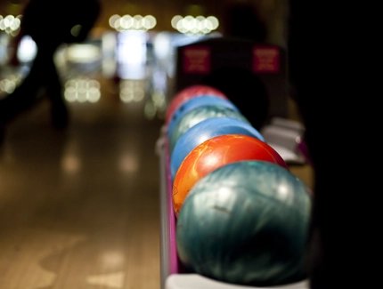 Coloridas bolas de bolos en el rack de la pista de bolos