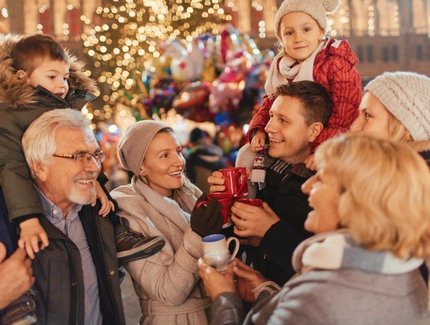 Glückliche Familie auf dem Weihnachtsmarkt