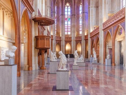 Skulpturenausstellung in der Friedrichswerderschen Kirche in Berlin
