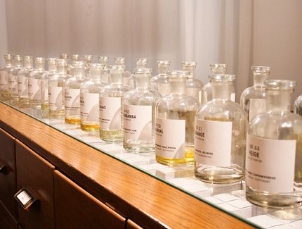 Parfümflaschen im Geschäft Frau Tonis Parfum in Berlin