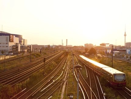 Collegamento alla S-Bahn: vista dal Warschauer Brücke a Ostbahnhof al tramonto