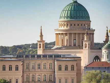 Vista sobre la Freundschaftsinsel hacia el Museo Barberini en Potsdam