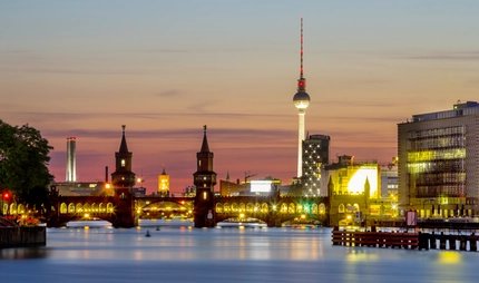 Germany, Berlin, View of Oberbaum bridge at Spree river
