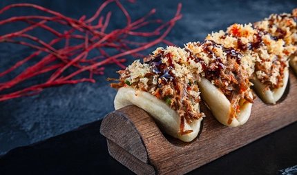 Streetfood_Gua Bao Burger, gedämpfte Teigtasche mit Ente. Ein Japanisches Fastfood