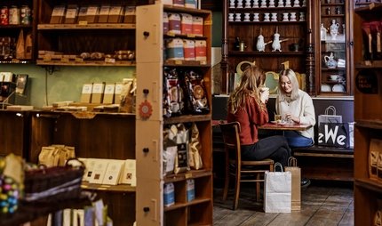 Zwei Frauen sitzen im Café Winterfeldt Schokoladen in Berlin