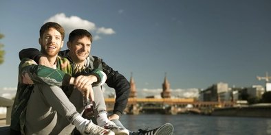 Gay-Pärchen an der Oberbaumbrücke in Berlin-Friedrichshain